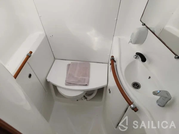 Oceanis 393 - Yacht Charter Sailica