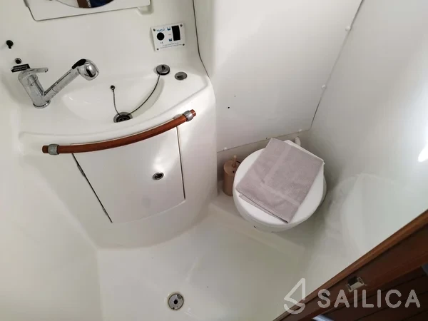 Oceanis 393 - Yacht Charter Sailica