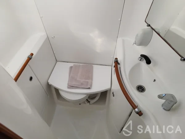 Oceanis 393 - Yacht Charter Sailica