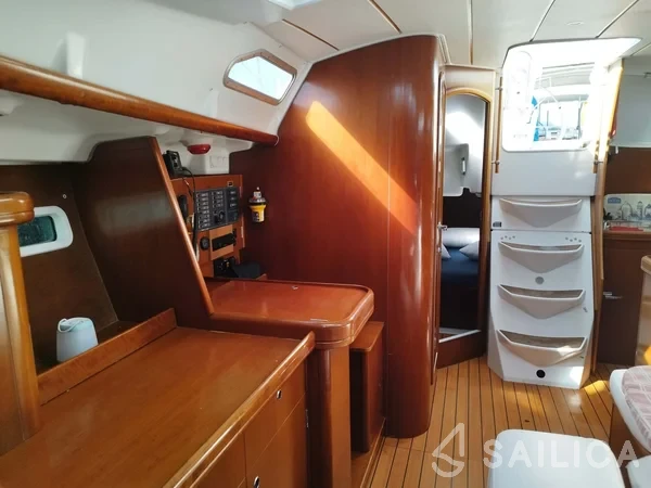 Oceanis 393 - Yacht Charter Sailica