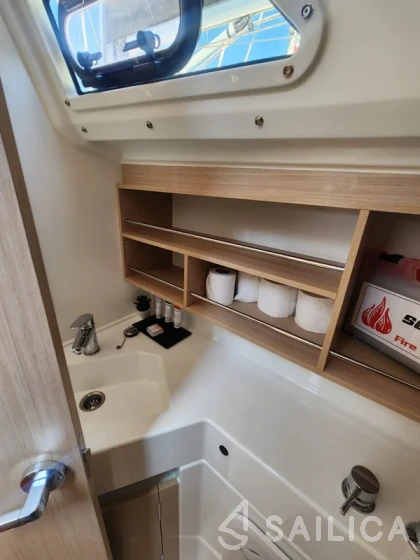 Oceanis 30.1 - Yacht Charter Sailica
