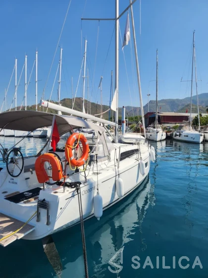 Oceanis 30.1 - Yacht Charter Sailica