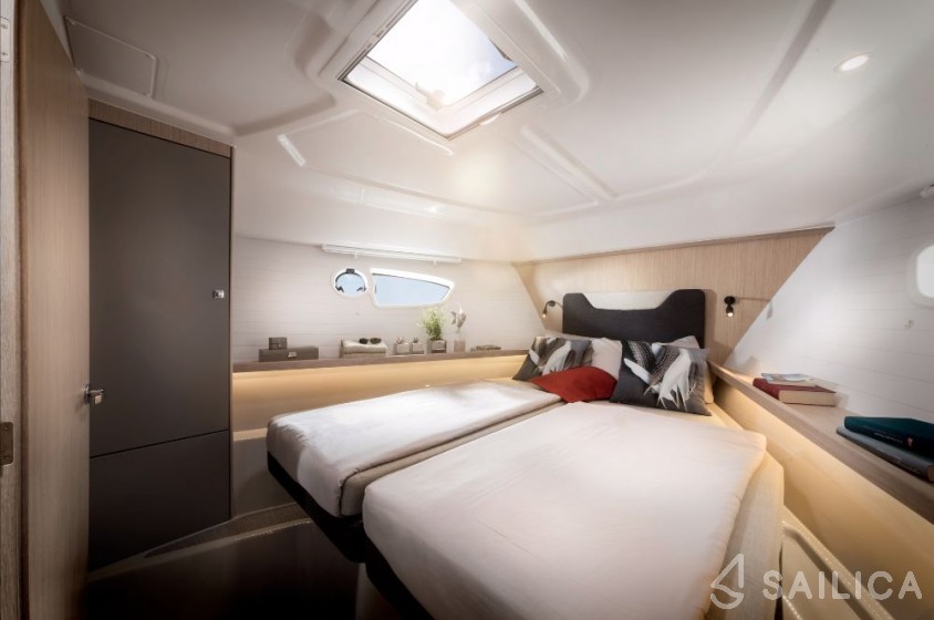 Bavaria E40 Sedan - 3 cab. - Yacht Charter Sailica