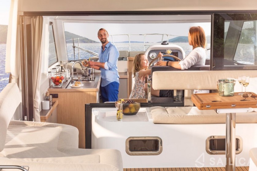 Bavaria E40 Sedan - 3 cab. - Yacht Charter Sailica