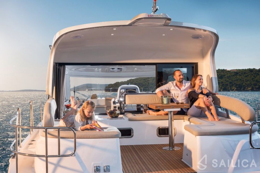 Bavaria E40 Sedan - 3 cab. - Yacht Charter Sailica