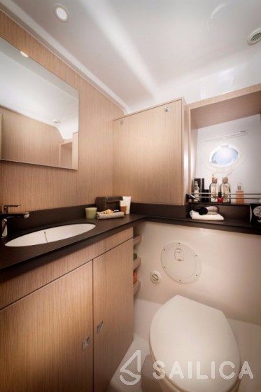 Bavaria E40 Sedan - 3 cab. - Yacht Charter Sailica