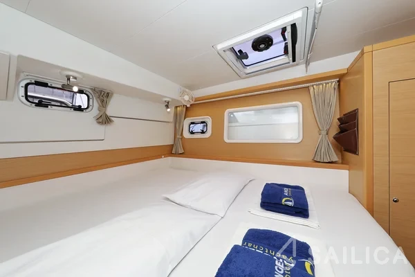 Lagoon 400 S2 - Yacht Charter Sailica
