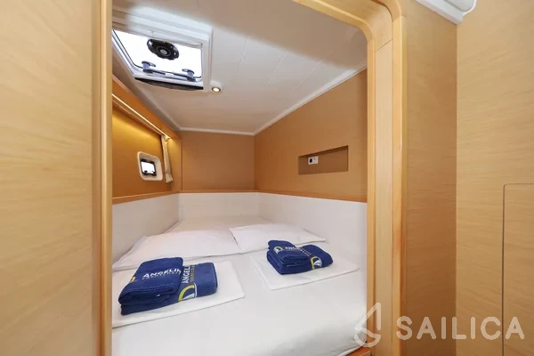 Lagoon 400 S2 - Yacht Charter Sailica