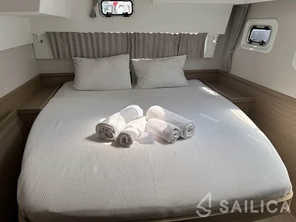 Lagoon 42 - Yacht Charter Sailica