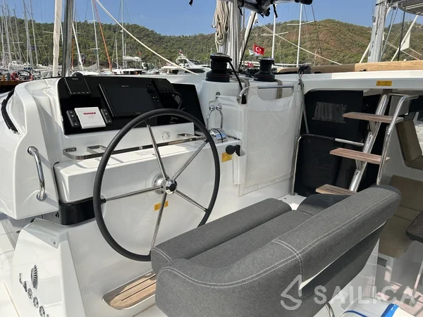 Lagoon 42 - Yacht Charter Sailica