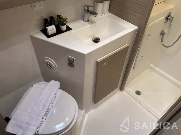 Lagoon 42 - Yacht Charter Sailica