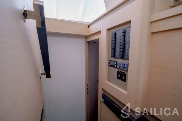 Astréa 42 - Yacht Charter Sailica