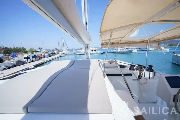 Astréa 42 - Yacht Charter Sailica