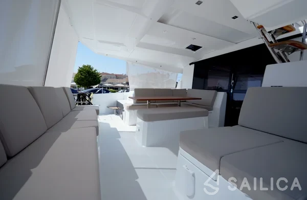 Astréa 42 - Yacht Charter Sailica