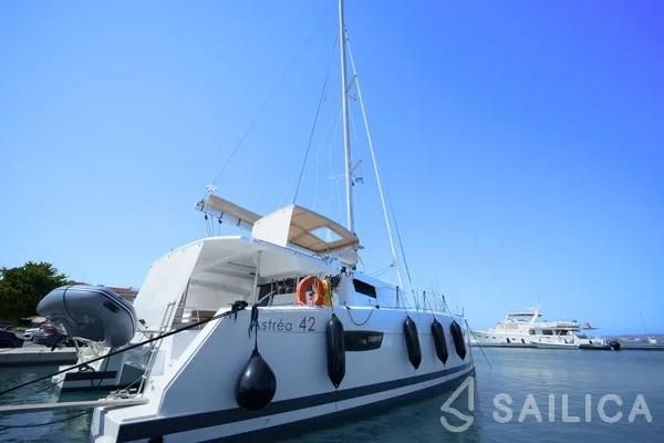 Astréa 42 - Yacht Charter Sailica