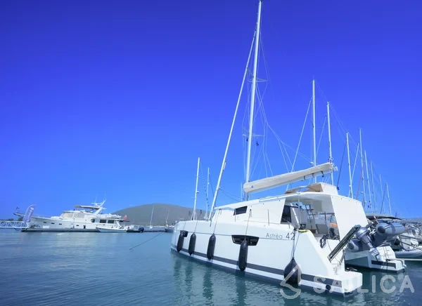 Astréa 42 - Yacht Charter Sailica