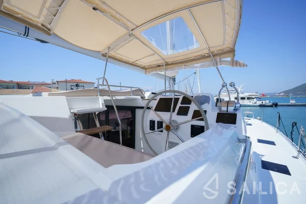 Astréa 42 - Yacht Charter Sailica