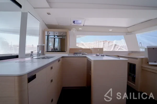 Astréa 42 - Yacht Charter Sailica