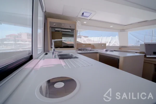 Astréa 42 - Yacht Charter Sailica