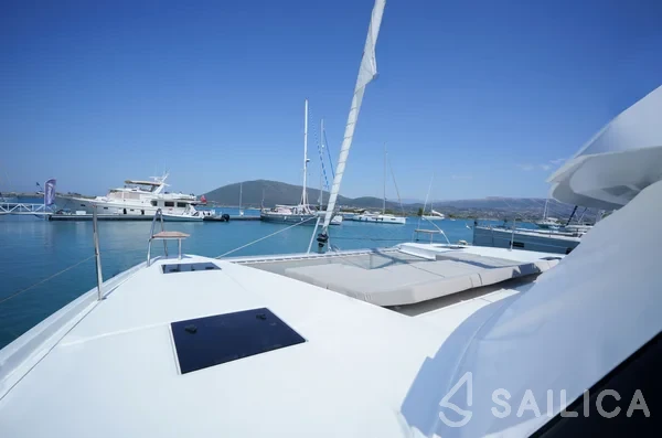 Astréa 42 - Yacht Charter Sailica