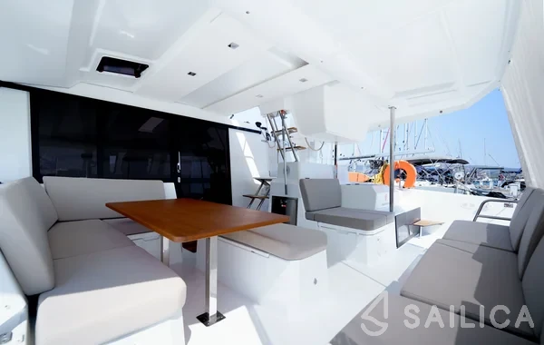 Astréa 42 - Yacht Charter Sailica
