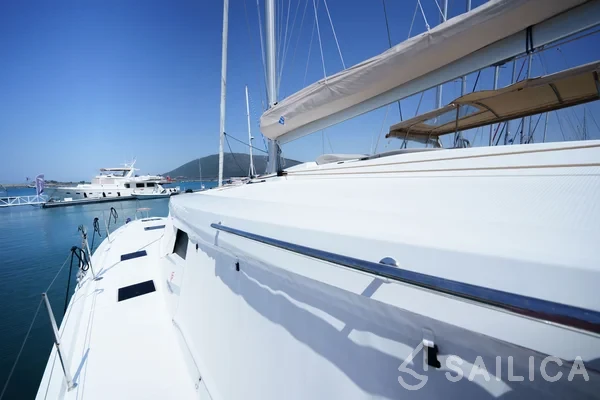 Astréa 42 - Yacht Charter Sailica