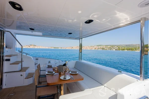 Azimut 60 - Yacht Charter Sailica