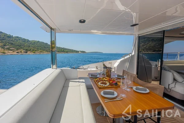 Azimut 60 - Yacht Charter Sailica