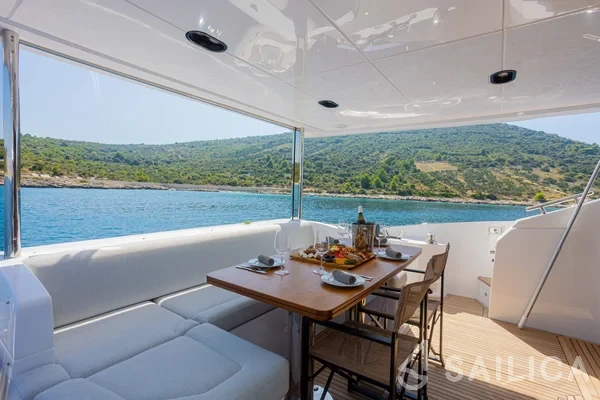 Azimut 60 - Yacht Charter Sailica