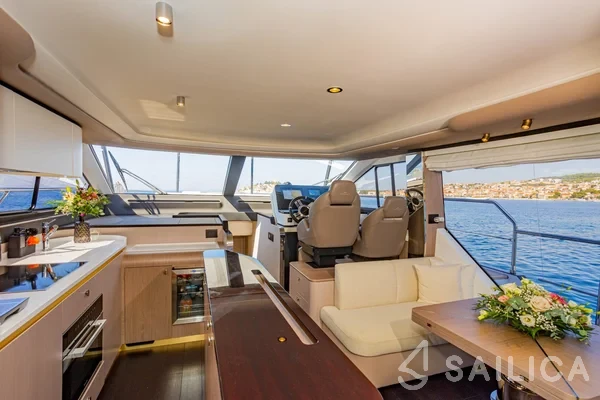 Azimut 60 - Yacht Charter Sailica