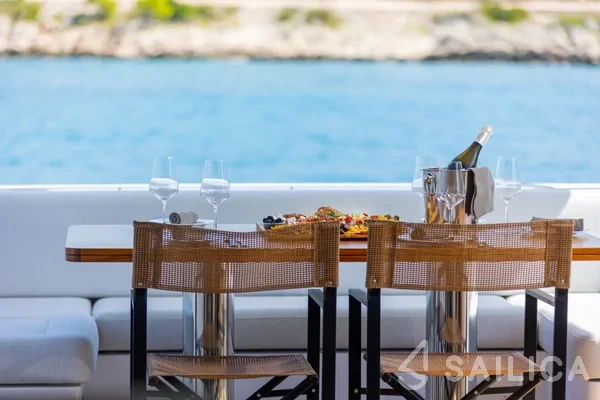 Azimut 60 - Yacht Charter Sailica