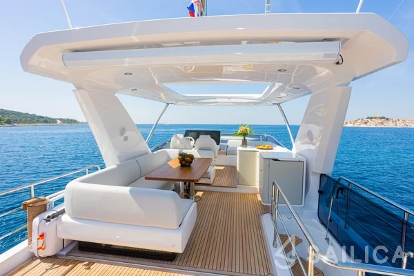 Azimut 60 - Yacht Charter Sailica