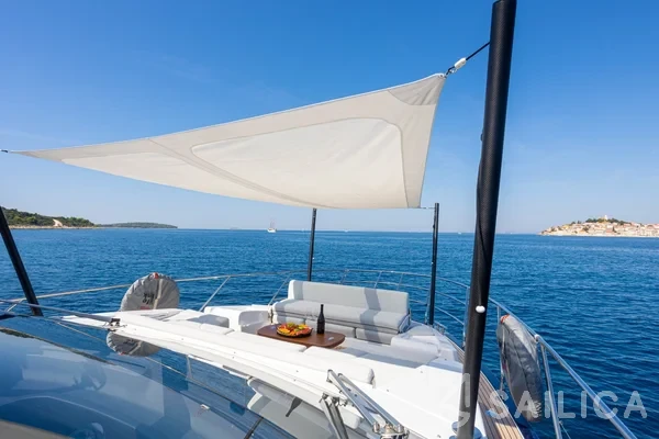 Azimut 60 - Yacht Charter Sailica