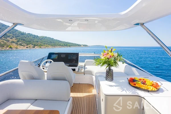 Azimut 60 - Yacht Charter Sailica