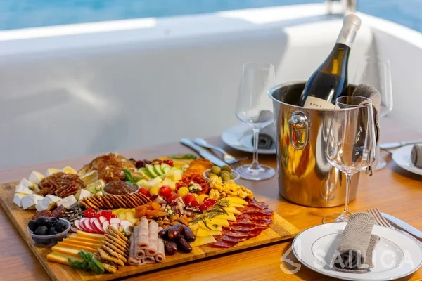 Azimut 60 - Yacht Charter Sailica