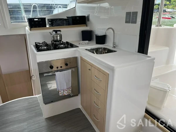 CatFlash 43 - Yacht Charter Sailica