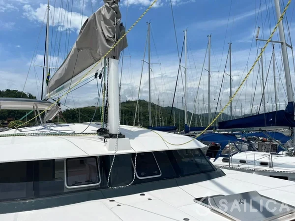 CatFlash 43 - Yacht Charter Sailica