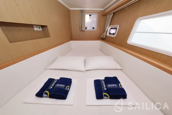 Lagoon 400 S2 - Yacht Charter Sailica