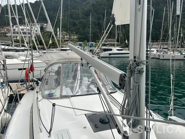 Oceanis 34.1 - Yacht Charter Sailica