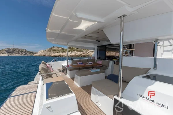 Astréa 42 - Yacht Charter Sailica