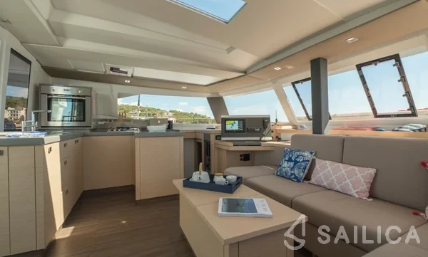 Astréa 42 - Yacht Charter Sailica