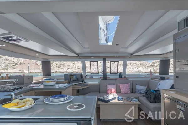 Astréa 42 - Yacht Charter Sailica