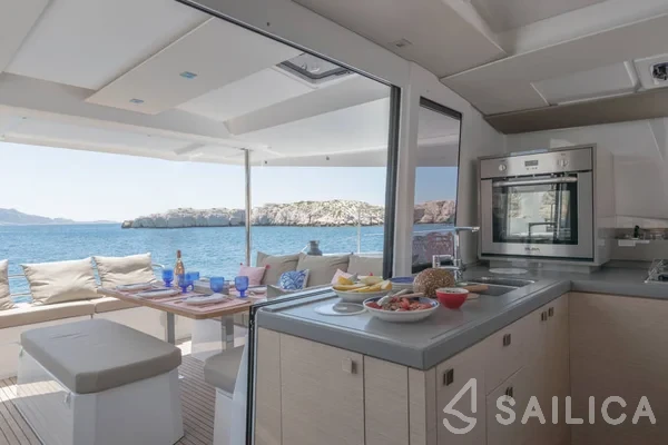 Astréa 42 - Yacht Charter Sailica