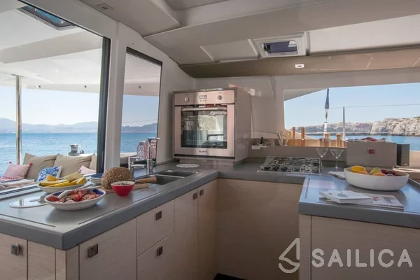 Astréa 42 - Yacht Charter Sailica