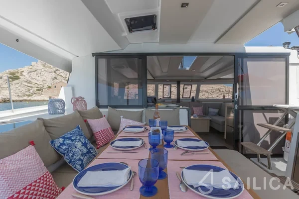 Astréa 42 - Yacht Charter Sailica