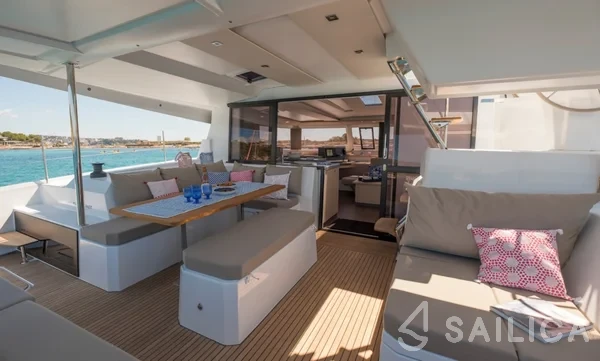 Astréa 42 - Yacht Charter Sailica