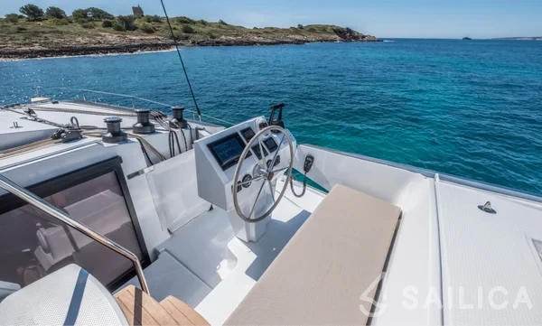 Astréa 42 - Yacht Charter Sailica