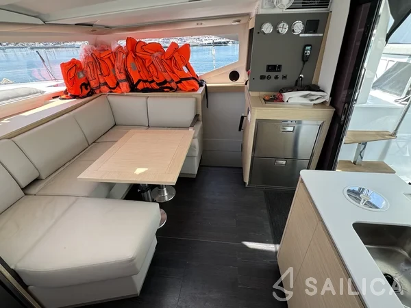 Isla 40 - Yacht Charter Sailica