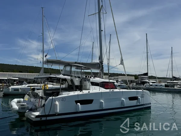 Isla 40 - Yacht Charter Sailica