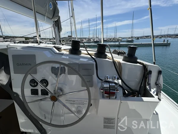 Isla 40 - Yacht Charter Sailica